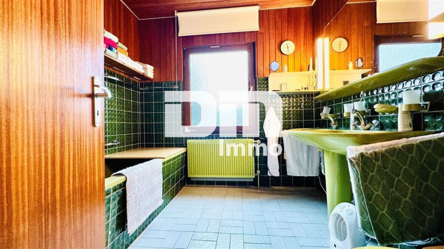 Großer altengerechter Bungalow mit großem Garten, 2 Terrassen, Garage und Einliegerbereich - EG Bad / Wanne / Dusche